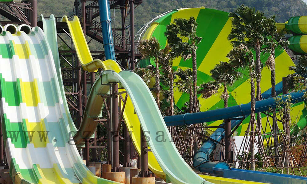 如何在建造水上乐园时考虑设施的易用性？