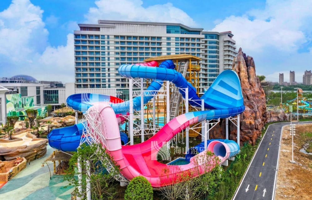 双重风暴，极致竞速——星际盘旋+巨浪翻滚组合引爆水乐园刺激体验